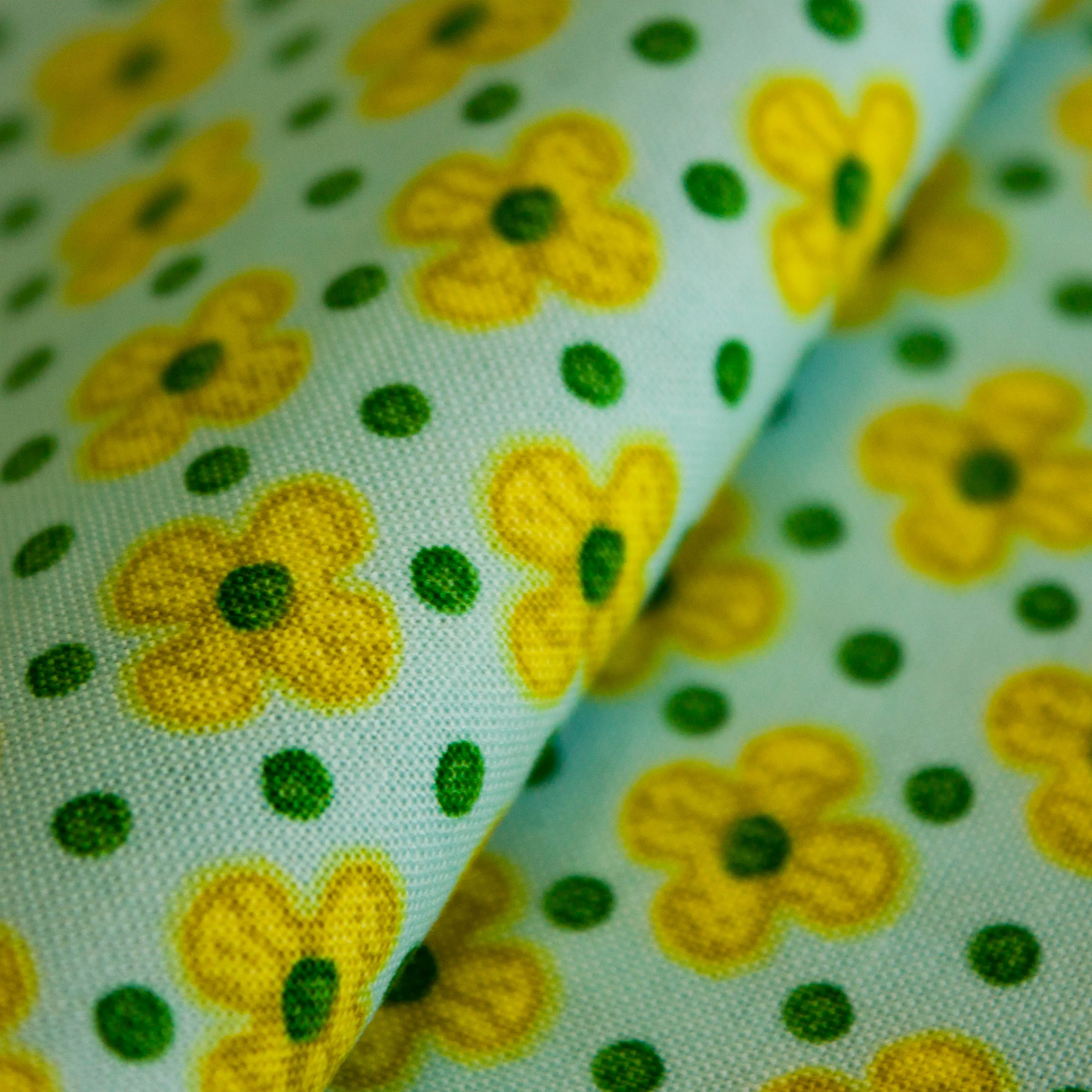 Katoen lichtblauw met gele bloemen en groene stippen